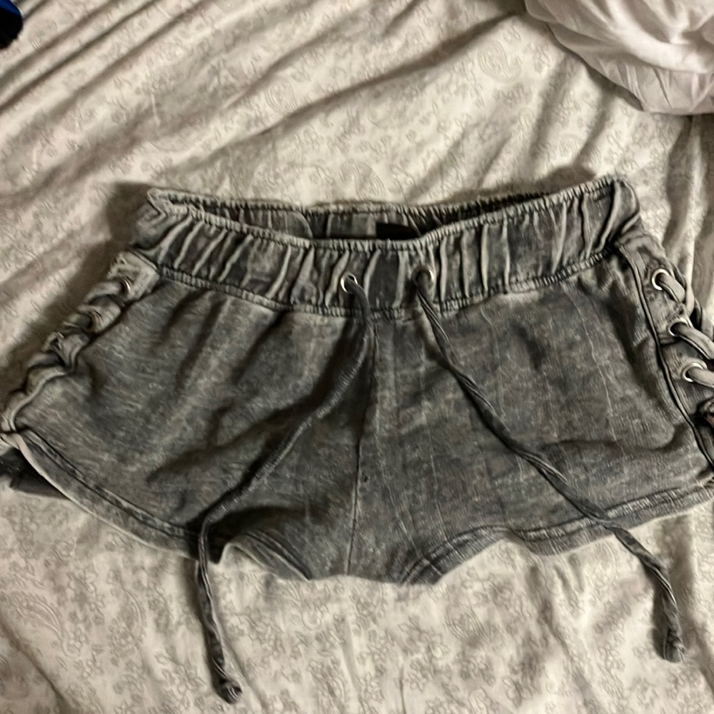 GREY BRAIDED SIDE SWEAT SHORTS